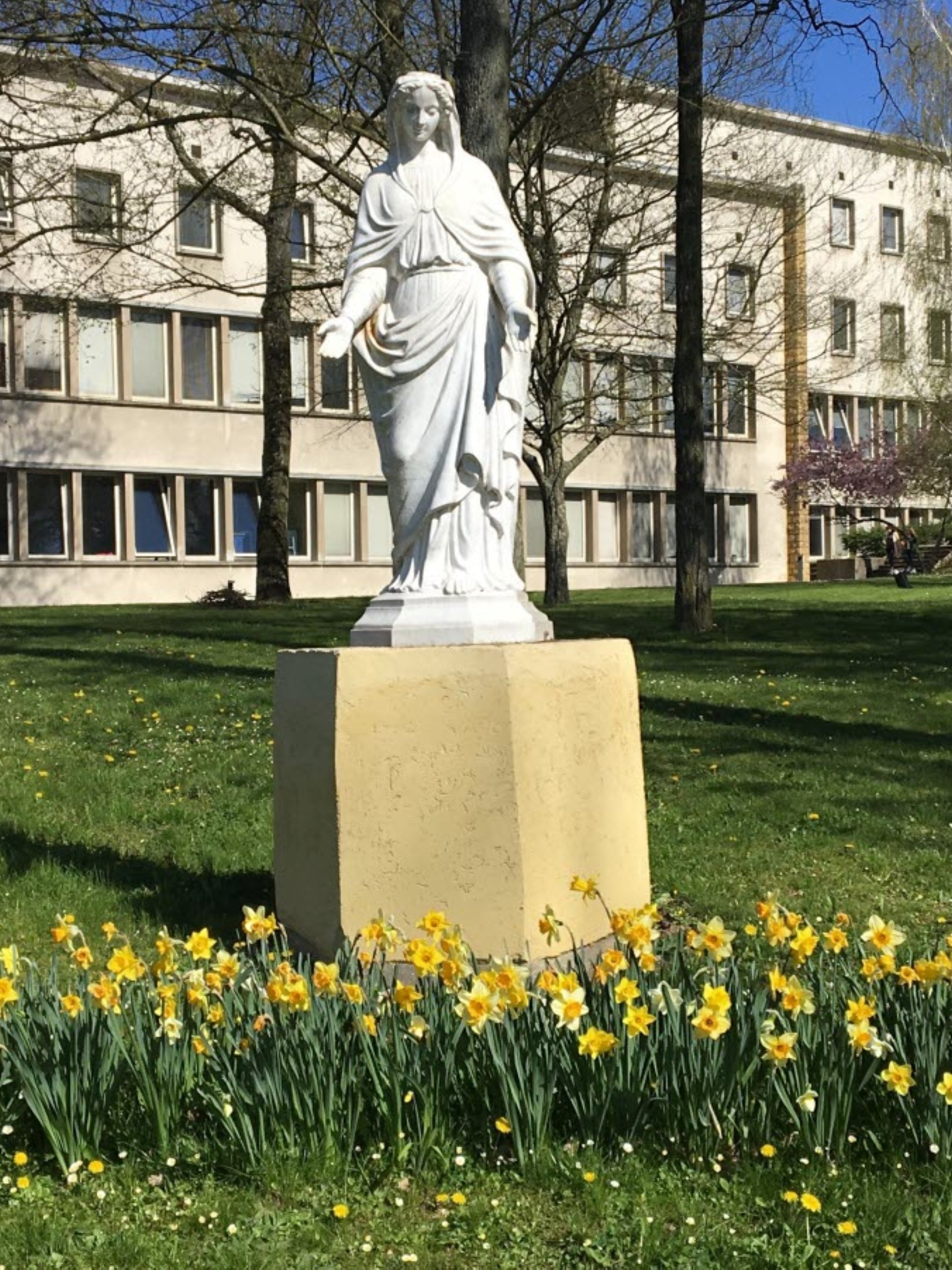 Statue de Sainte Marie, façade établissement Notre-Dame de Peltre